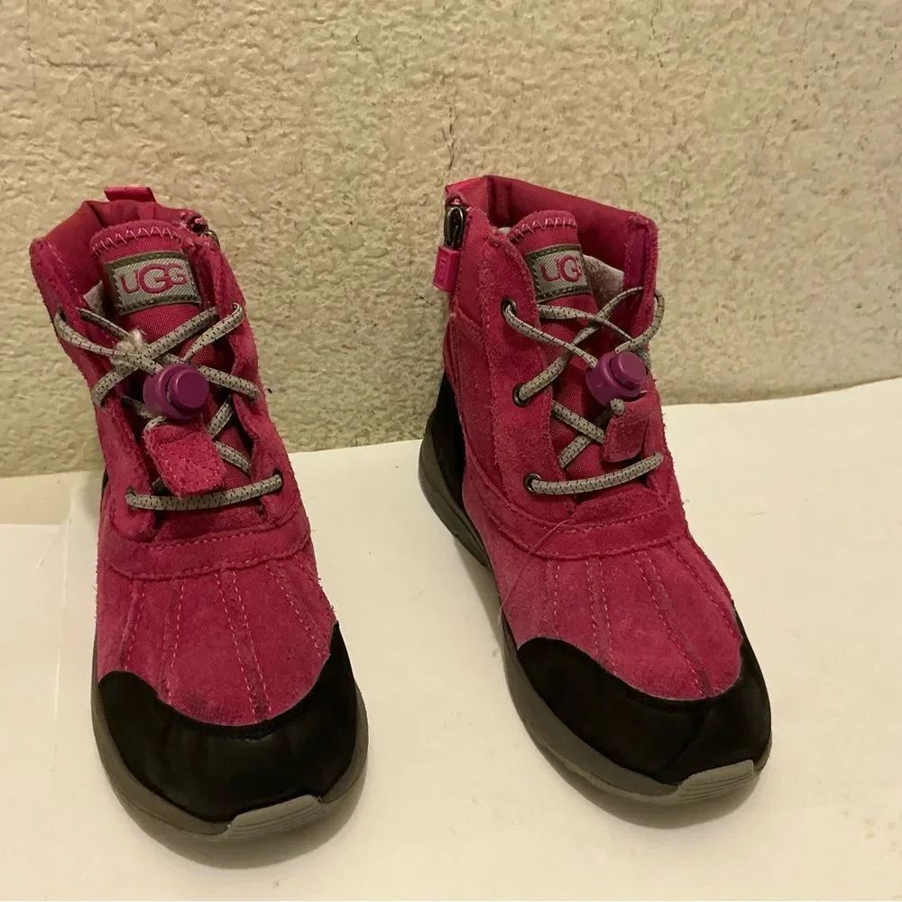 UGG Turnlock Snow Boot (Pink) size 2